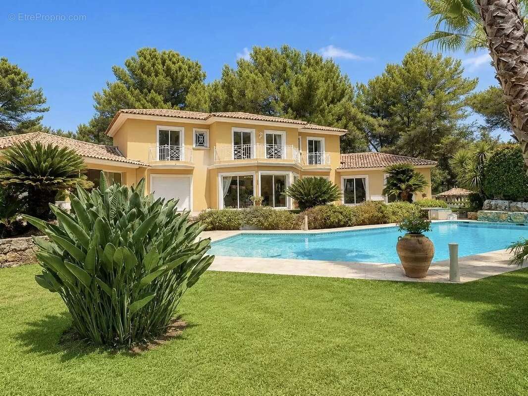 A vendre à  Mougins belle Propriété de 430 m² sur un Terrain de 5 500 m2 - photo 11