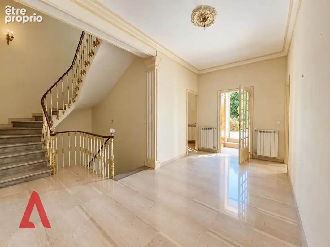 Élégante maison de caractère de 300 m²  Beaux volumes  Belle hauteur sous plafond - photo 2