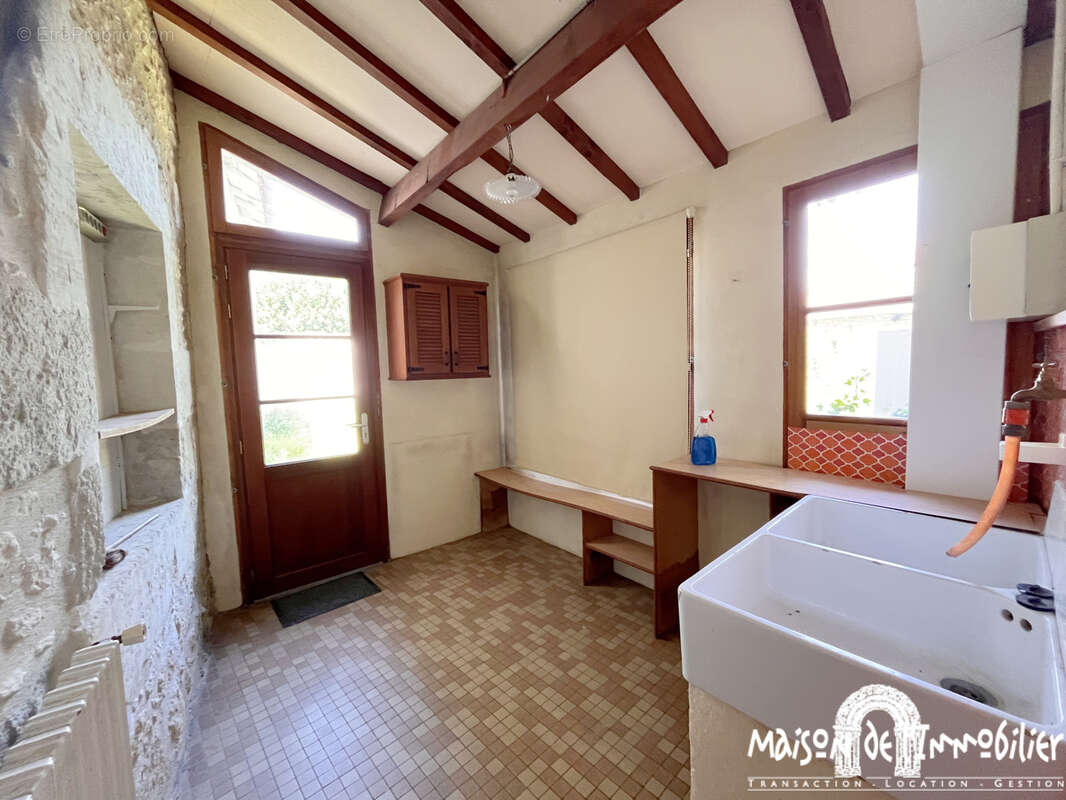 A vendre à CHÉRAC (entre Cognac et Saintes) - Maison Charentaise - 139m2 - 6 pièces - Jardin, garage et dépendance - photo 7