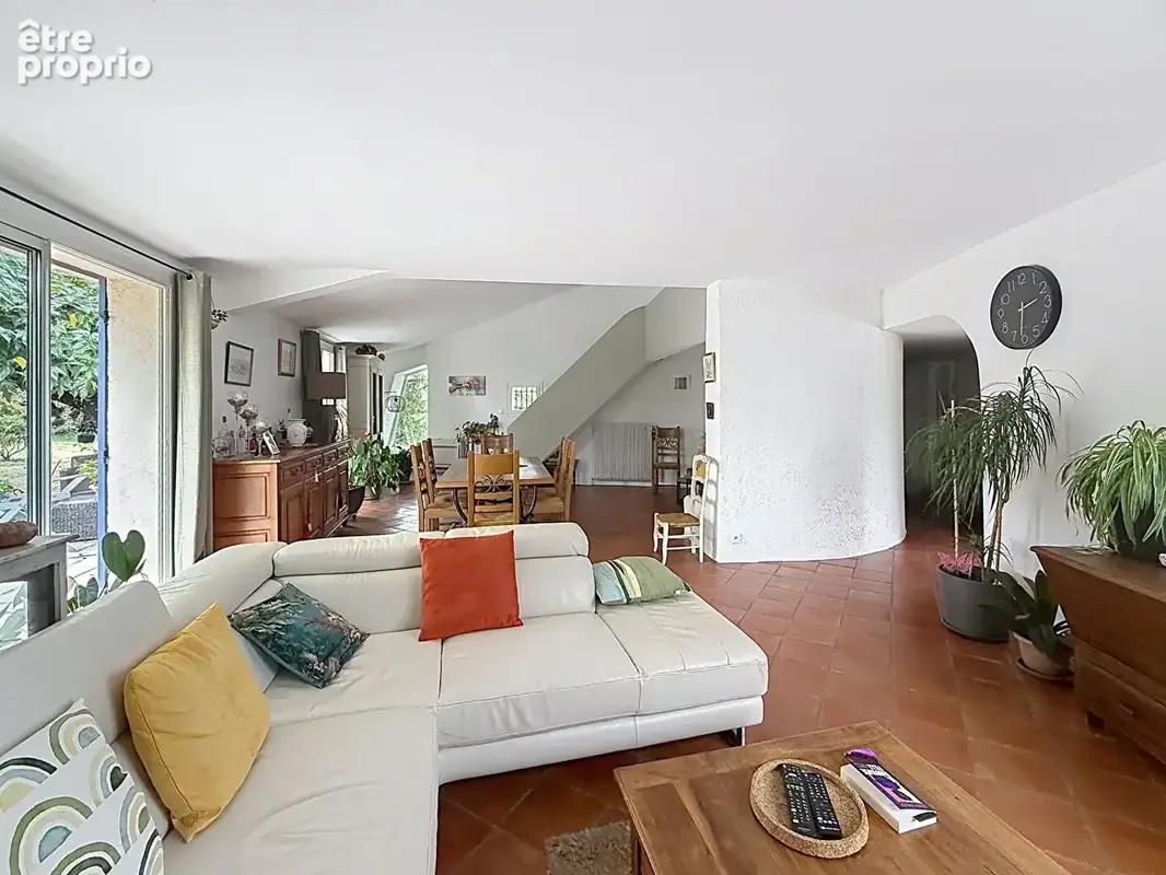 Maison d'architecte avec dépendance, piscine et plus de 6 000 m² de terrain - photo 9