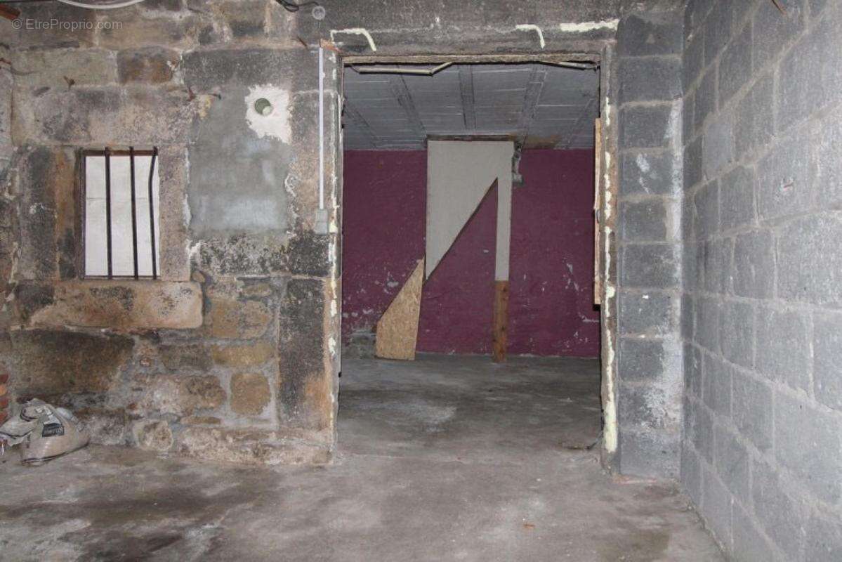 Parking à LE CHAMBON-FEUGEROLLES