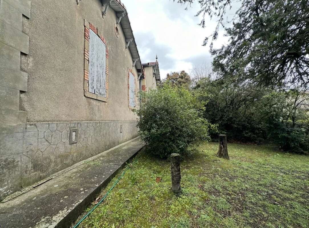 Maison à SAINT-CHAPTES