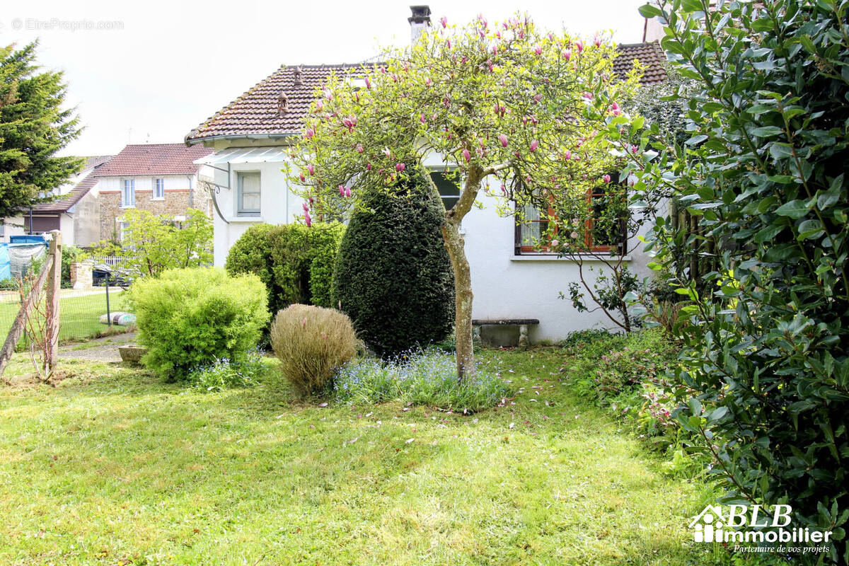 Maison à LE MESNIL-SAINT-DENIS