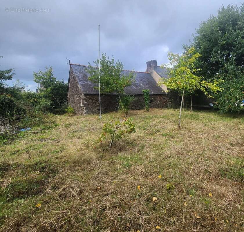 Maison à CLEDEN-POHER