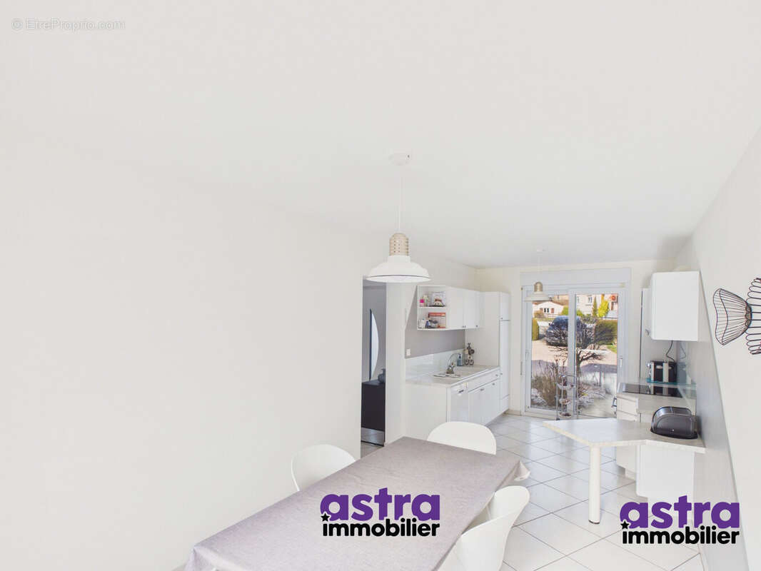 Maison à STEINBRUNN-LE-BAS