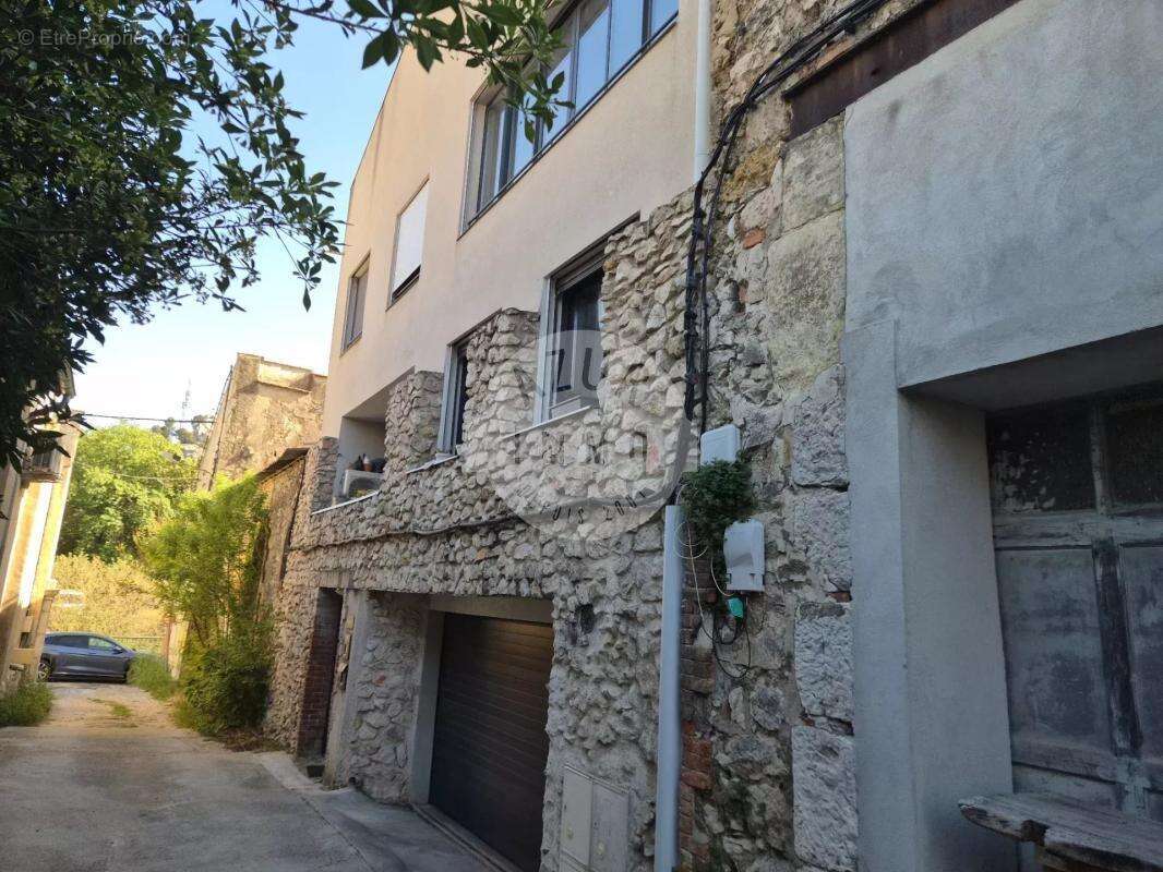 Appartement à ROQUEVAIRE
