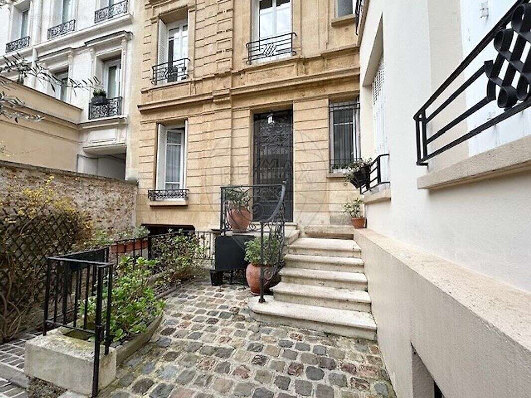 Appartement à PARIS-16E