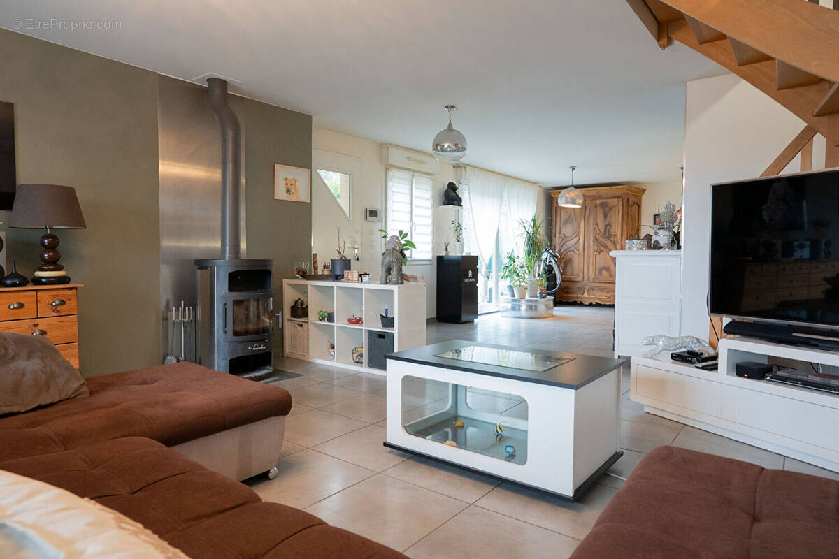 Maison à POUILLEY-LES-VIGNES