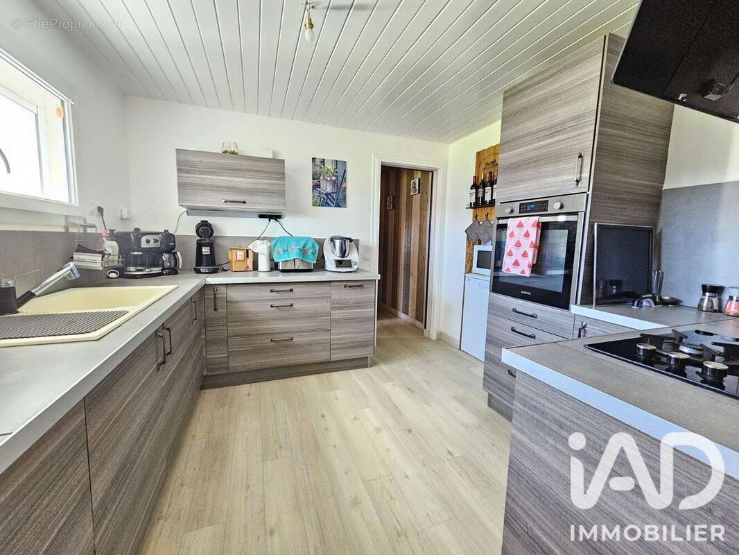 Maison 170 m² à Corme-Ecluse  - photo 6