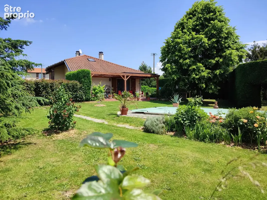 Proche Roanne, Maison de construction traditionnelle sur 3461m2 de terrain avec piscine et vue dégagée - photo 4