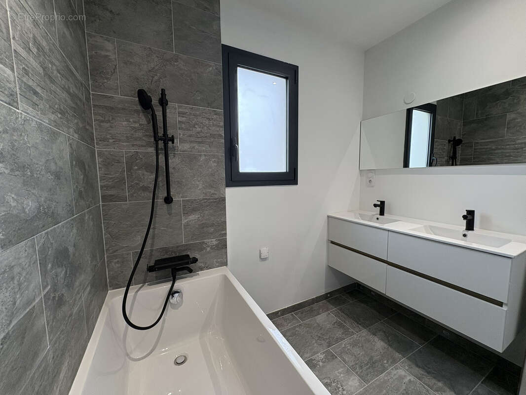 Maison à SAINT-ROMAIN-LE-NOBLE