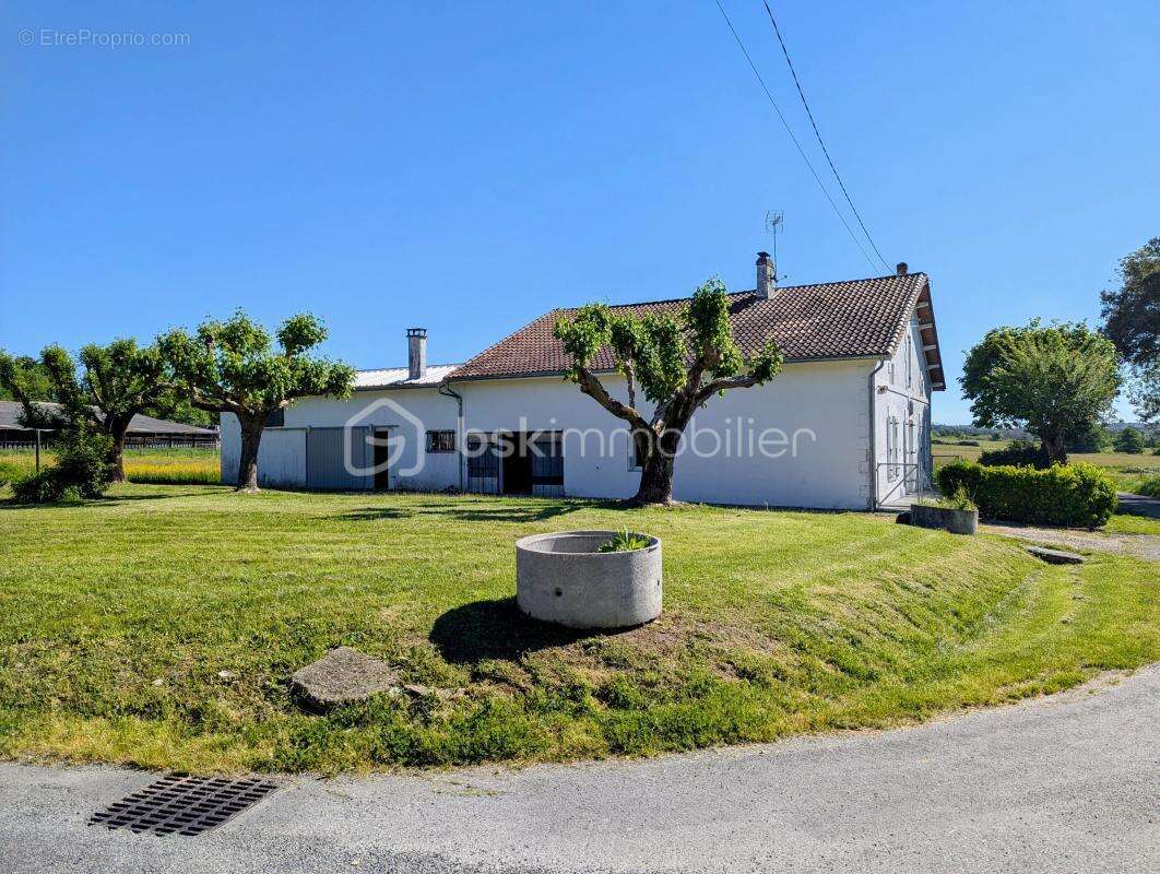 Maison à SAINT-CHRISTOPHE-DE-DOUBLE