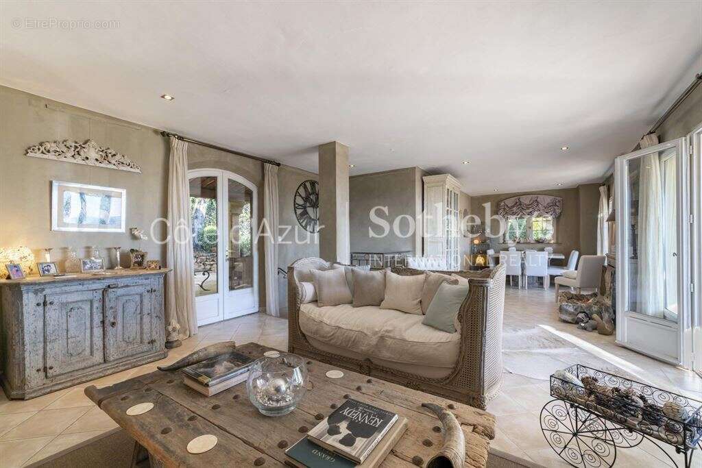 Maison à CHATEAUNEUF-GRASSE