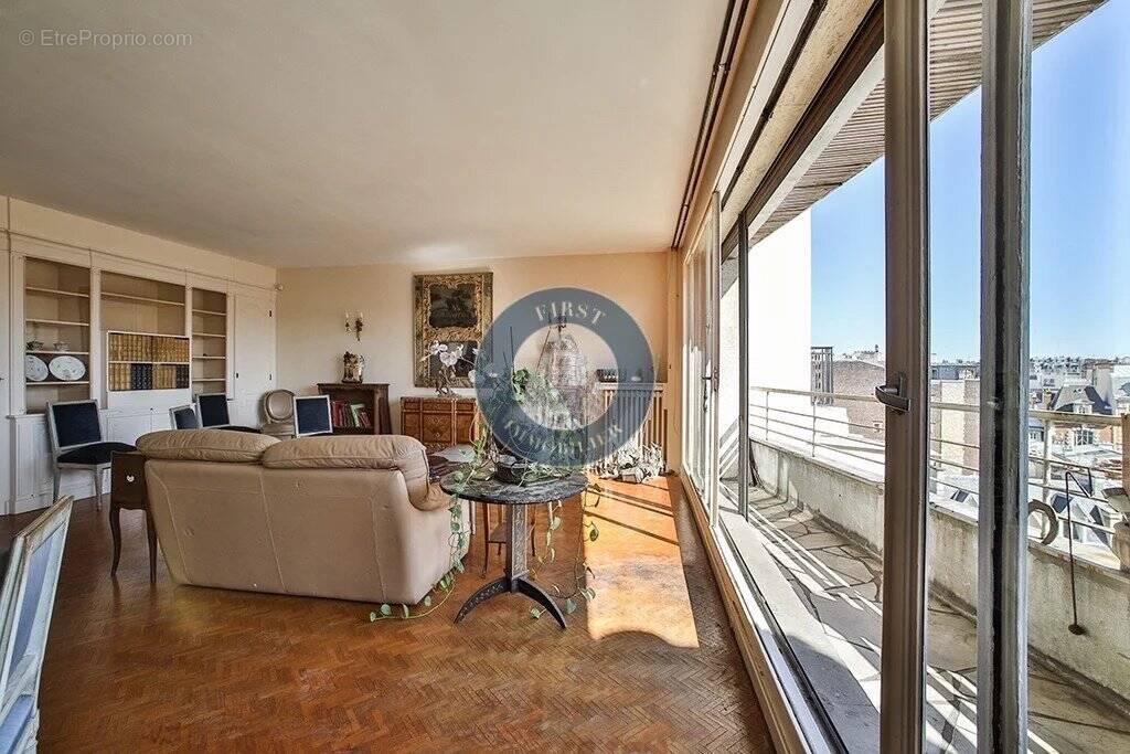 Appartement à PARIS-16E