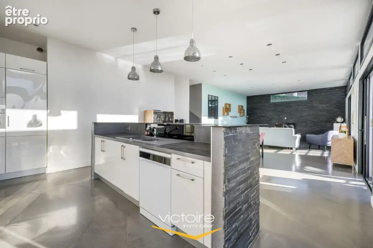 Bourgoin-Jallieu, Mozas – Maison contemporaine de 5ch, 166 m² avec vue incroyable, piscine chauffée et DPE B - photo 8