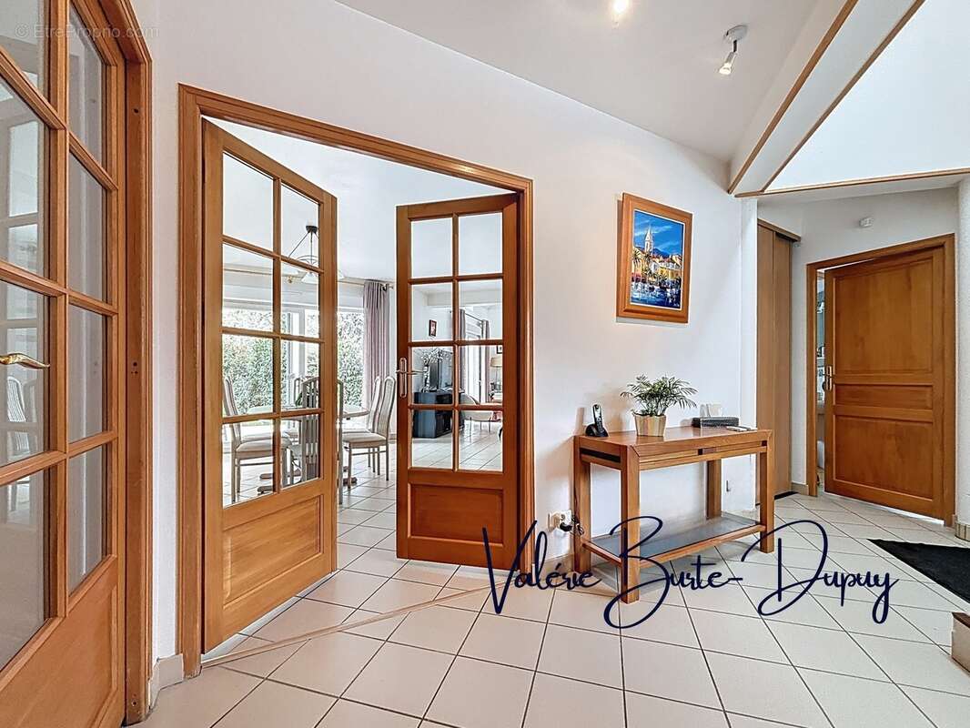 St Denis en Val à 10 min d'Orléans centre, à vendre  Maison de 2003 190m2 5 chambres avec jardin arboré de 1800m2, garage attena - photo 7