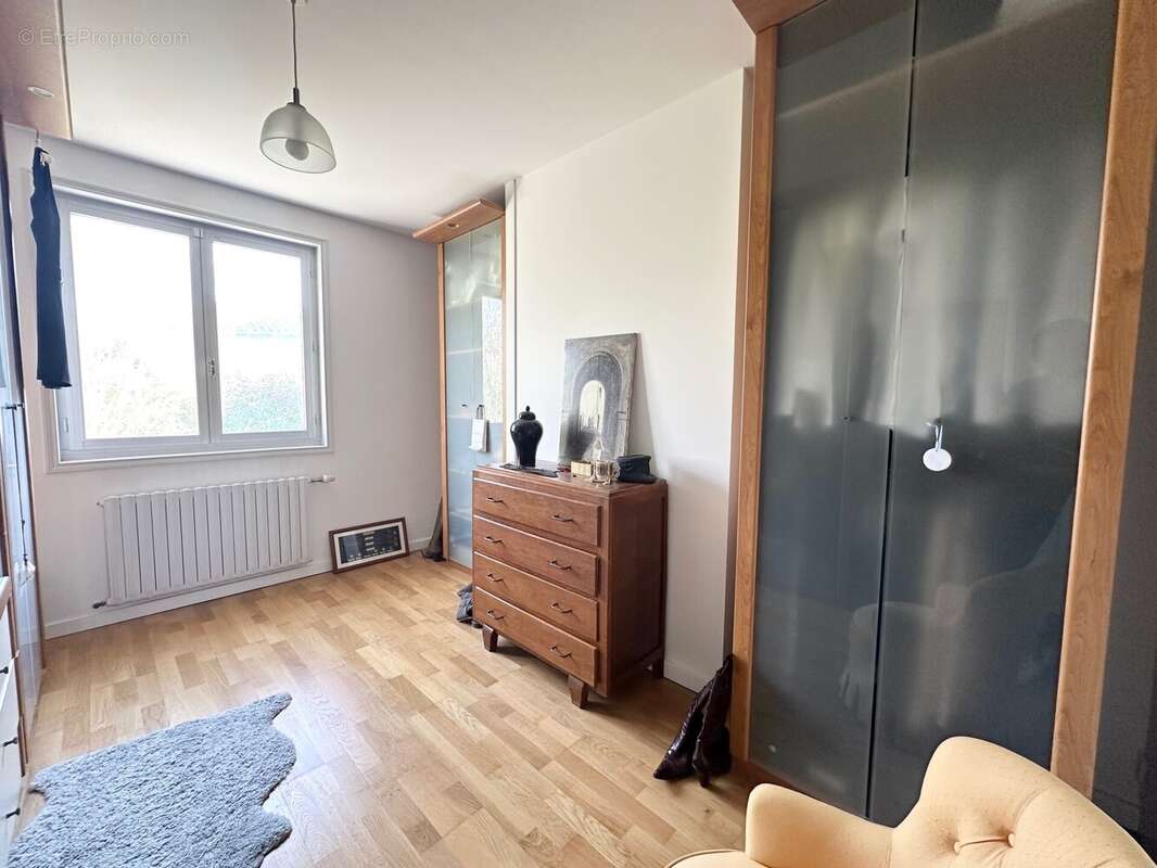 Chambre 2 : 11 m² - Maison à ROMENAY