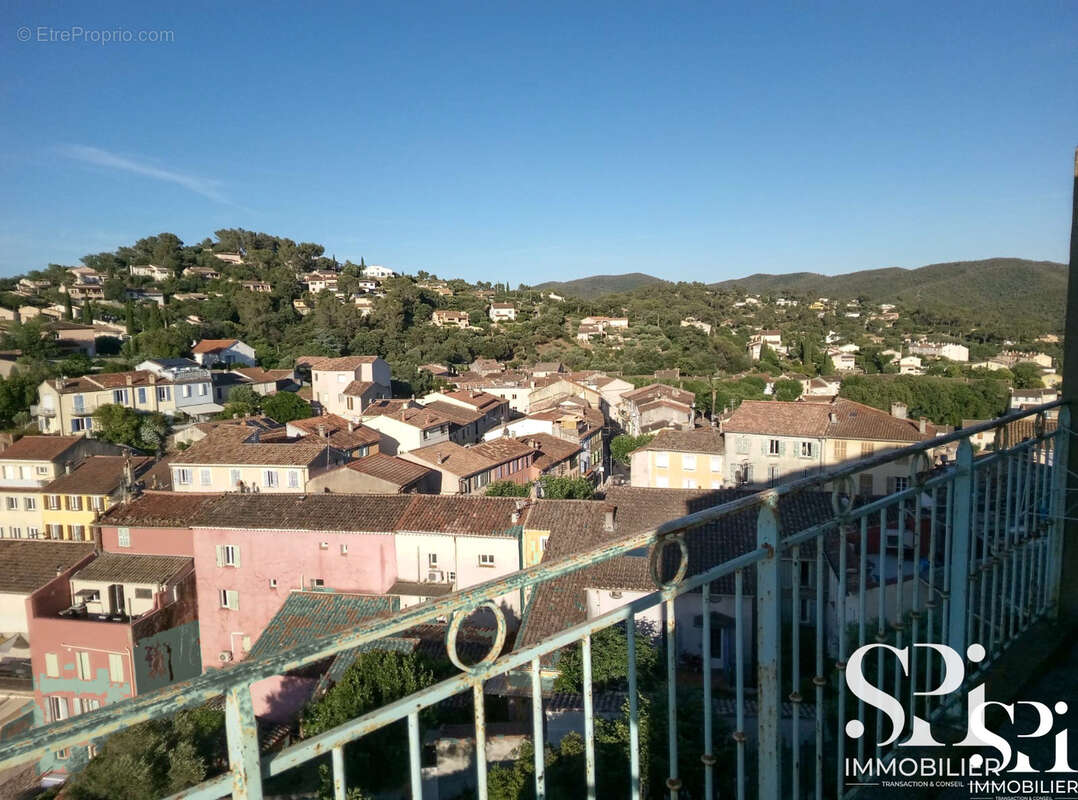 PIERREFEU DU VAR - A VENDRE - T 2 + Parking - Vue panoramique vignobles et village - photo 2
