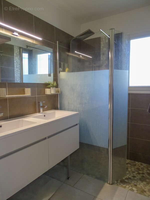 Maison à LA CHAPELLE-MONTMARTIN