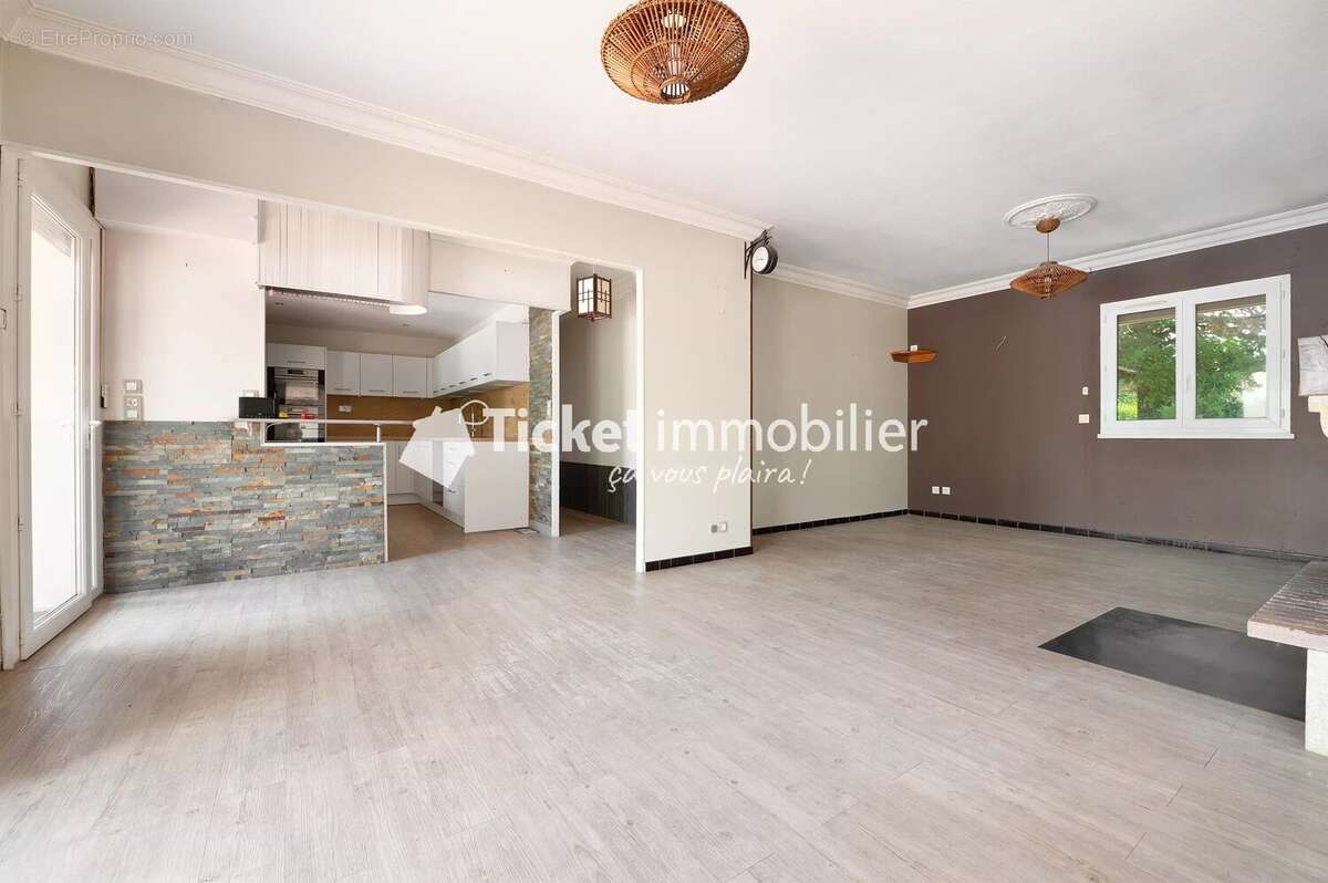Maison t5 de 160m2, annexe t3 de 60m2, terrain de 3533m2, piscine au sel, climatisation etc ... - photo 4