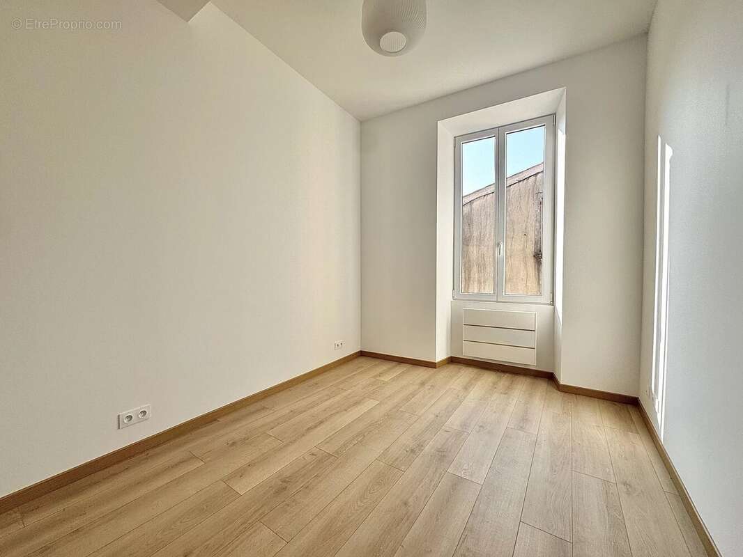 Appartement à SAINT-LAURENT-DU-VAR