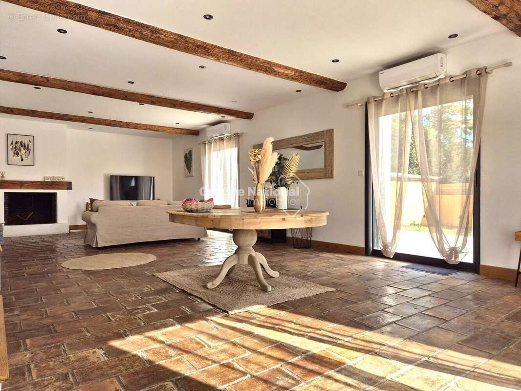 Maison à ENTRAIGUES-SUR-LA-SORGUE