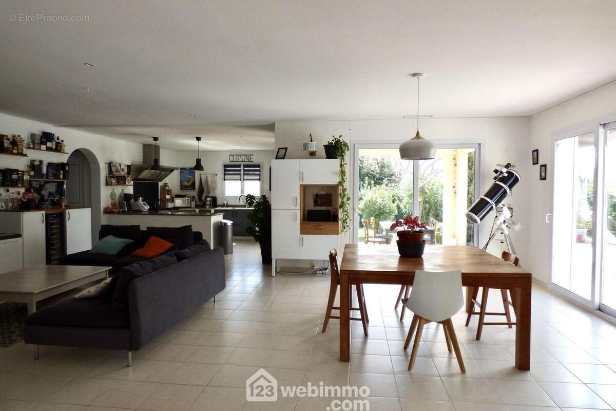 Belle pièce de vie de 72 m2 - Maison à LUCCIANA