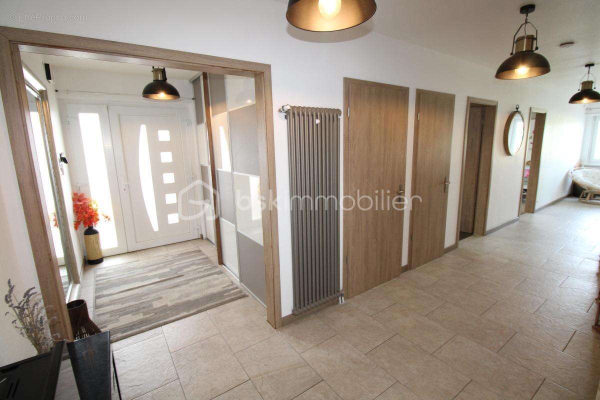 VILLAGE-NEUF – MAISON INDIVIDUELLE 213 m² – 213 m² habitables • Piscine • Photovoltaïque • Pompe à chaleur • À 2 min de la Suiss - photo 2