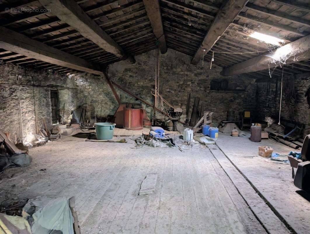 Parking à RIEUX-EN-VAL