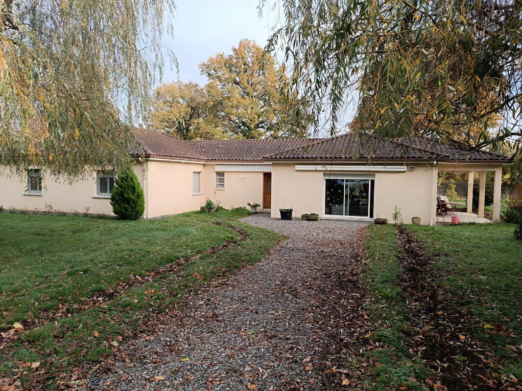 Maison à AZAT-LE-RIS