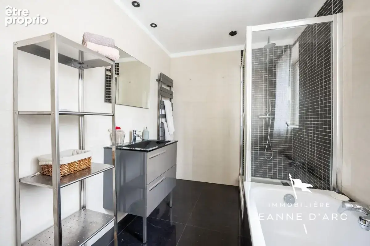 Grande maison familiale de 360 m2 avec jardin clos, à 5 minutes de Thoiry 8 Pièces 5 chambres + Piscine intérieure - photo 14