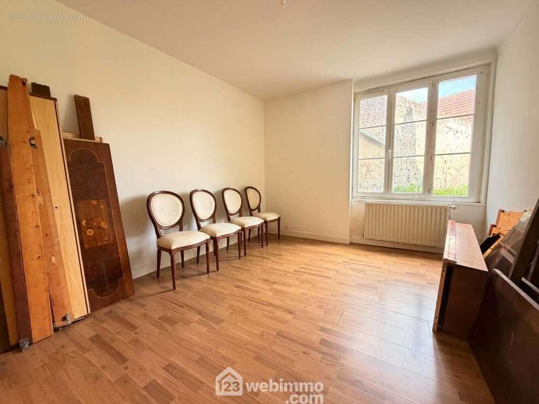 Voici la première chambre, les sols sont en parquet - Maison à CREPY