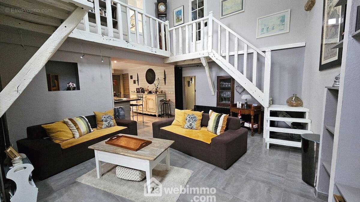 Un espace salon... - Maison à TIGERY