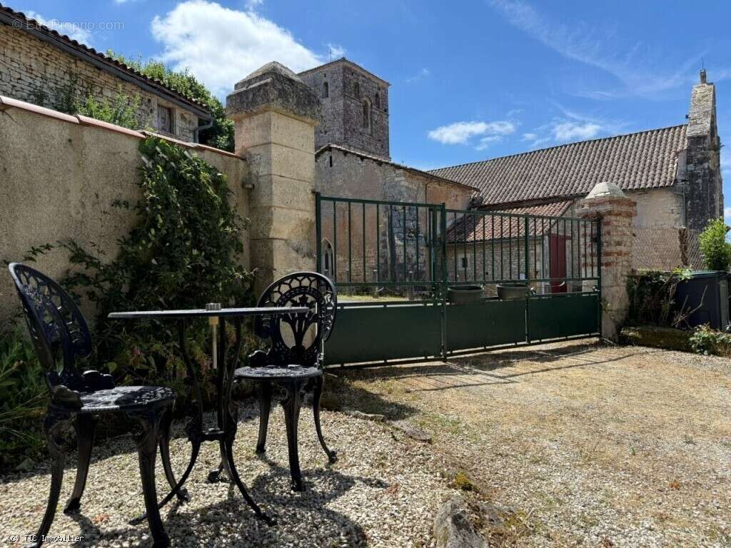 Maison de Caractère avec 5 Chambres Avec Terrain, 6 Minutes d'Aunac-Sur-Charente - photo 24