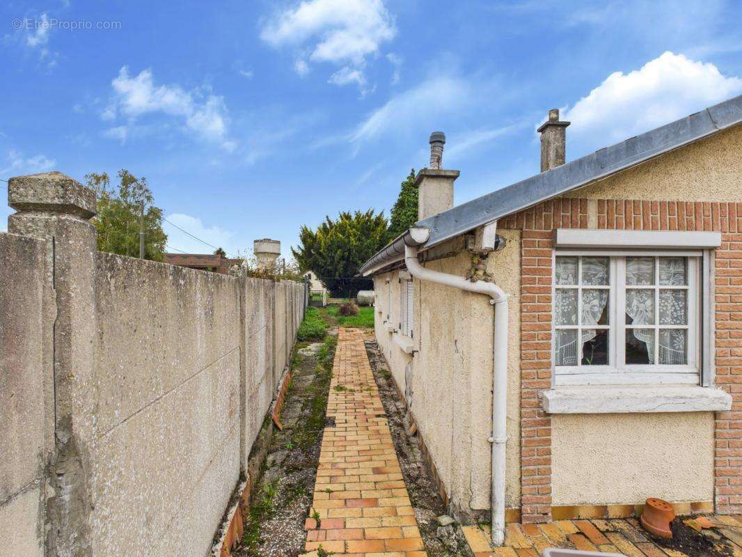 Maison à ESMERY-HALLON