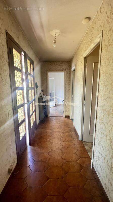 Maison mitoyenne avec 2 appartements, une cave et un garage - photo 8