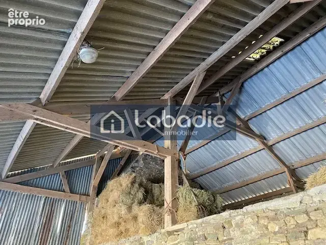 A 10mn de Vire, ancienne maison en pierres à réhabiliter avec extension en tôles, garage, terrain de 5600m2. - photo 5