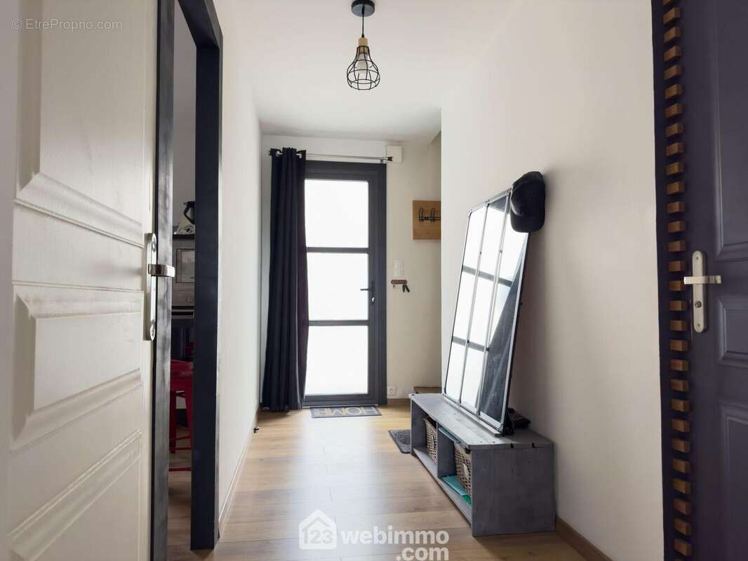 L&#039;entrée lumineuse accède... - Maison à CHOLET