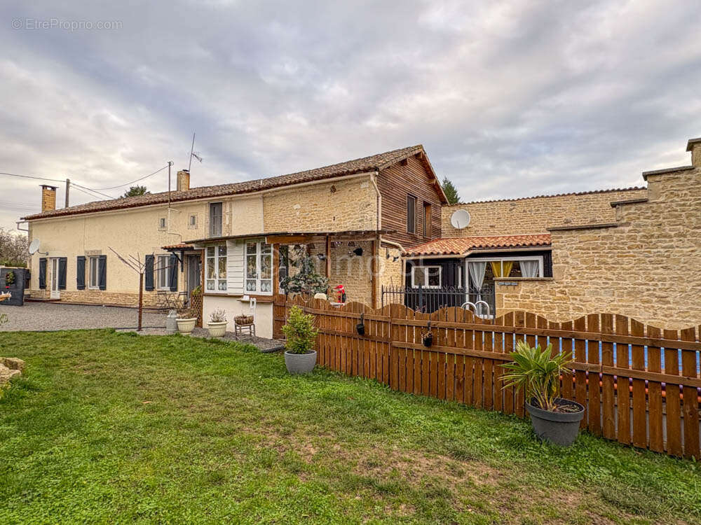 Maison à CHEF-BOUTONNE