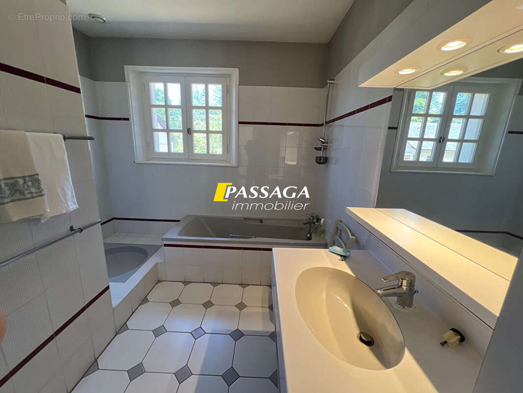 A VENDRE - Maison d'habitation avec parc arboré et piscine - LAISSAC - photo 11