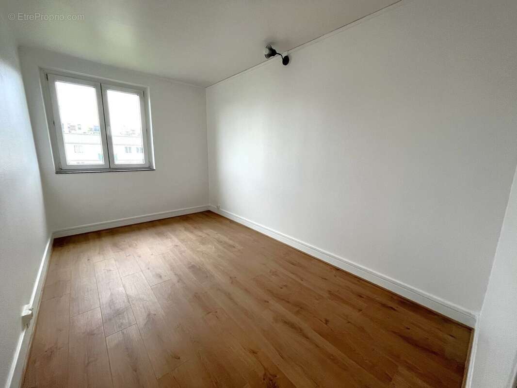 Chambre Ouest - Appartement à BAGNOLET