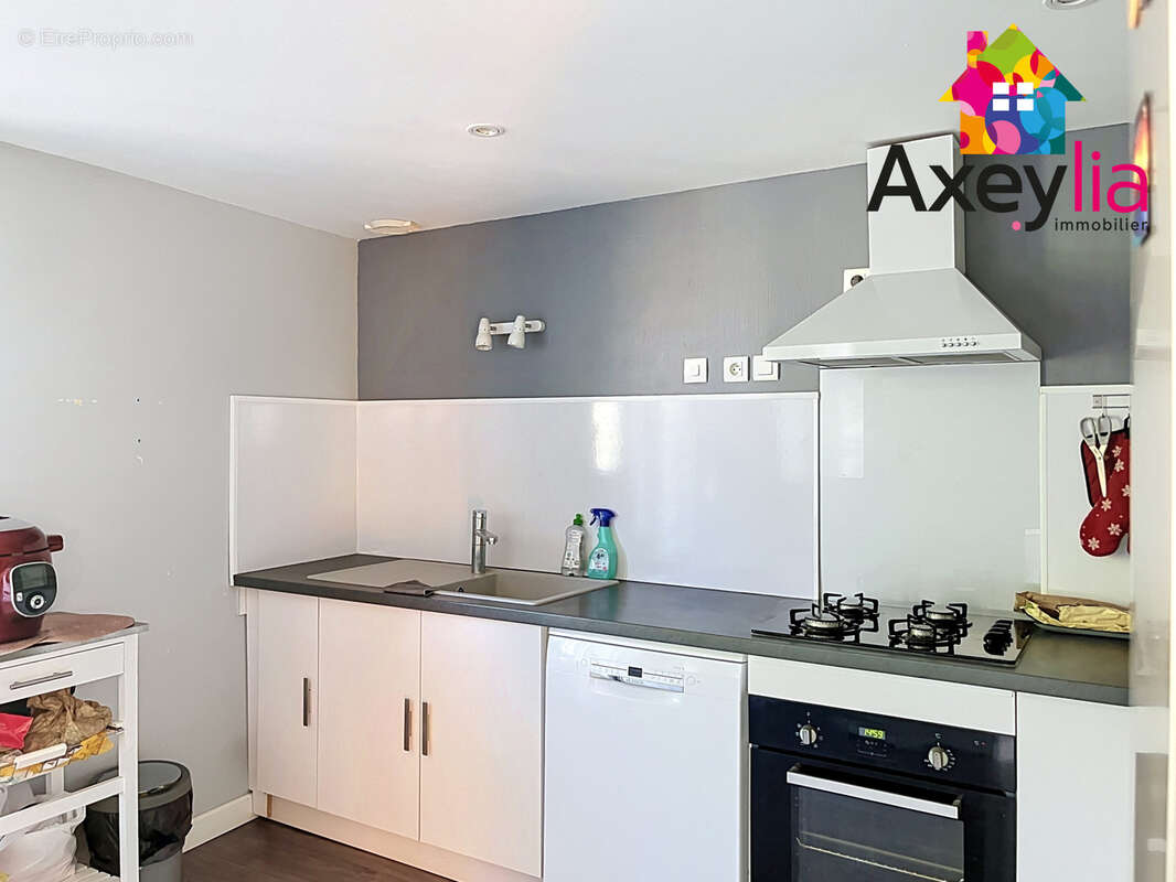 Maison familiale de 153m2 environ avec cour et vue sur le port - photo 11