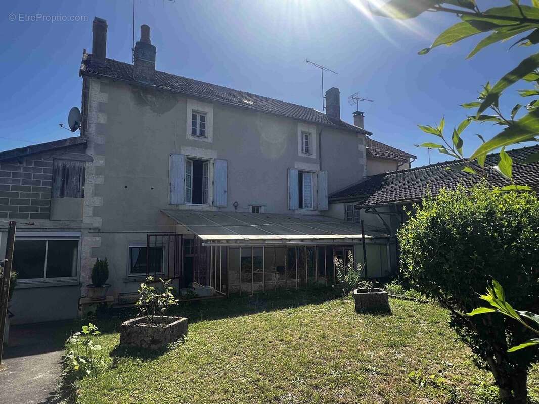 Maison 226 m² à Saint-Laurent-De-Ceris  - photo 2