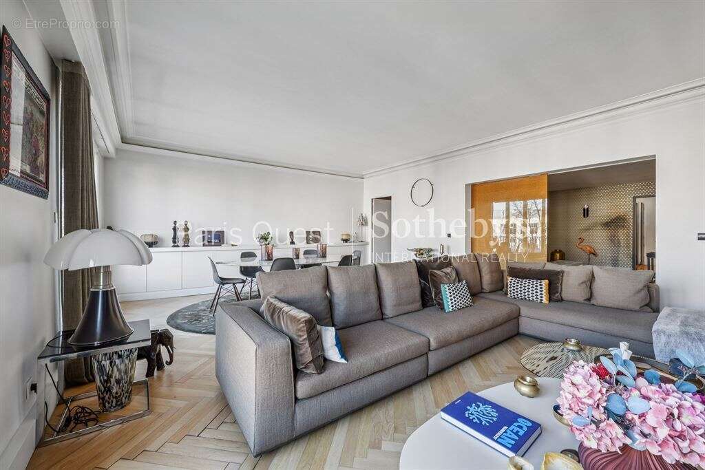 Appartement à PARIS-16E