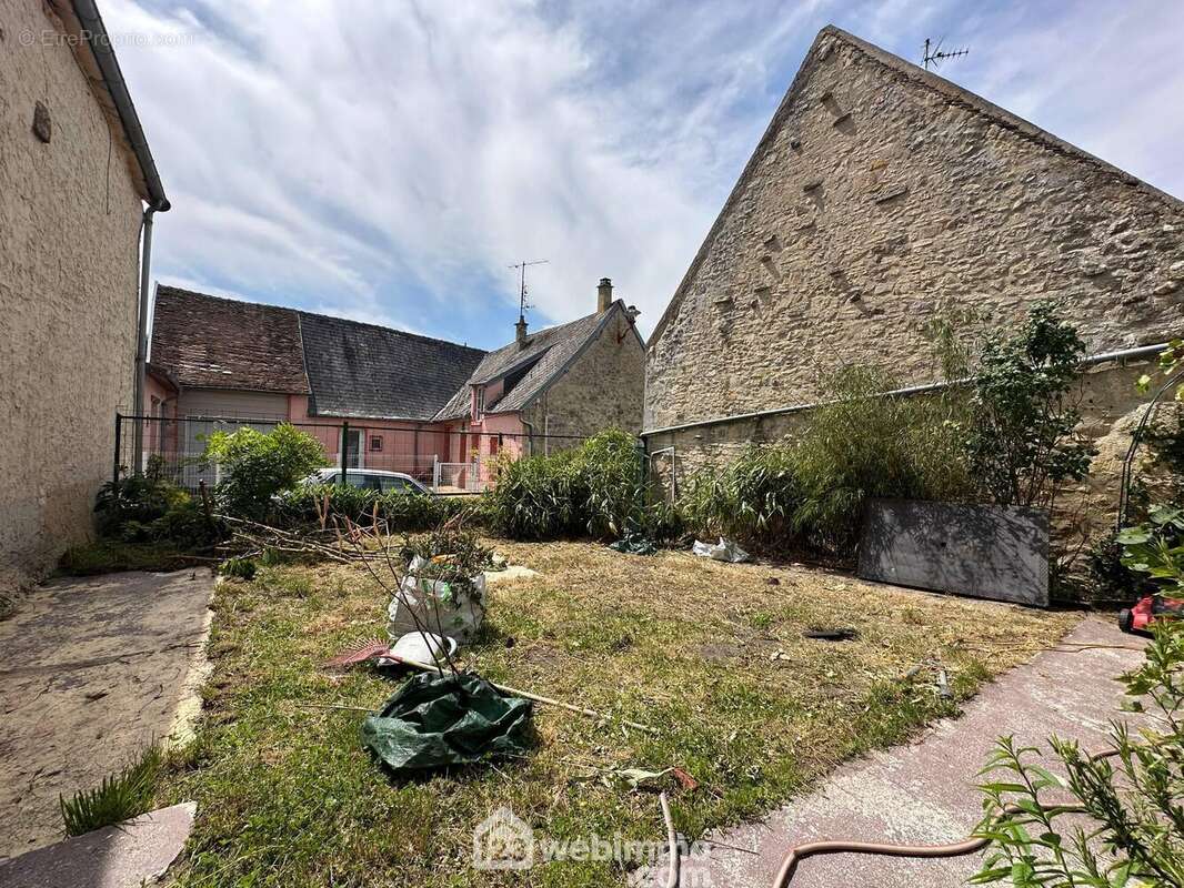 Erigée sur un terrain clos de 355 m²