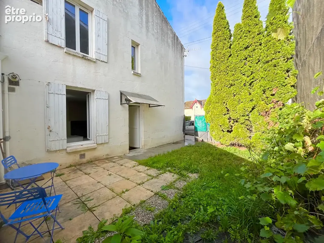 Villeneuve/Lot, secteur Eysses, maison de ville avec petit jardin et place de parking - photo 1