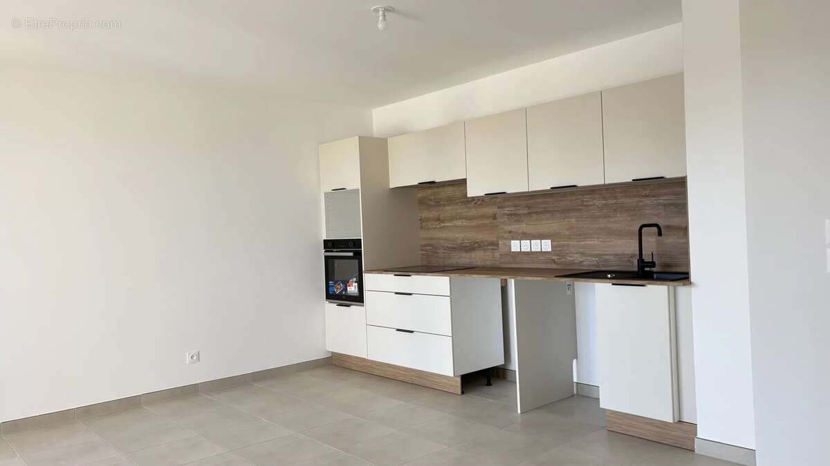 Appartement Type 3  Etat Neuf avec vue mer et port – Terrasse, parking, résidence sécurisée – Port-de-Bouc - photo 4