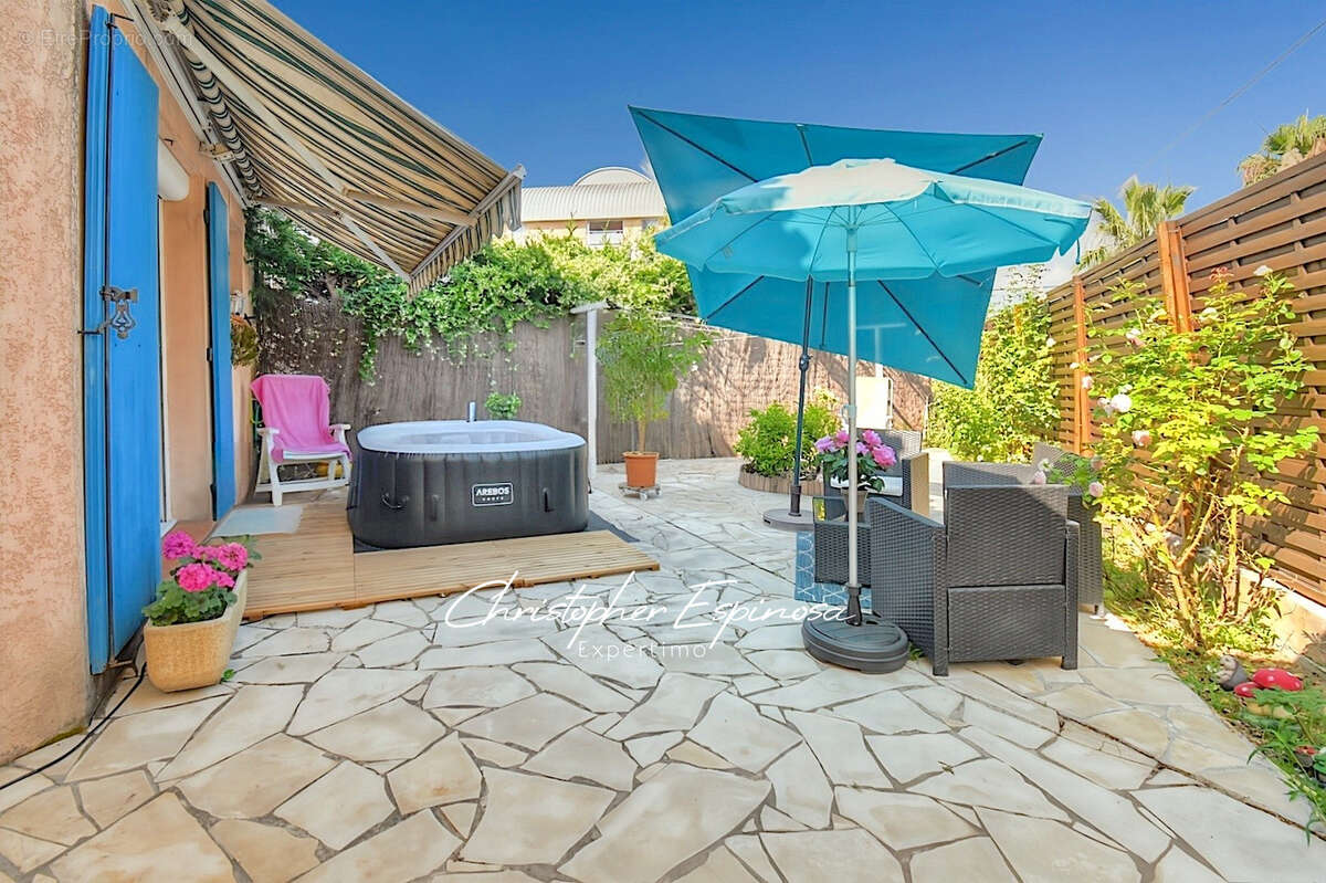 Antibes, villa jumelée de 88m2, terrain de 180m2, garage et parking privé. - photo 2
