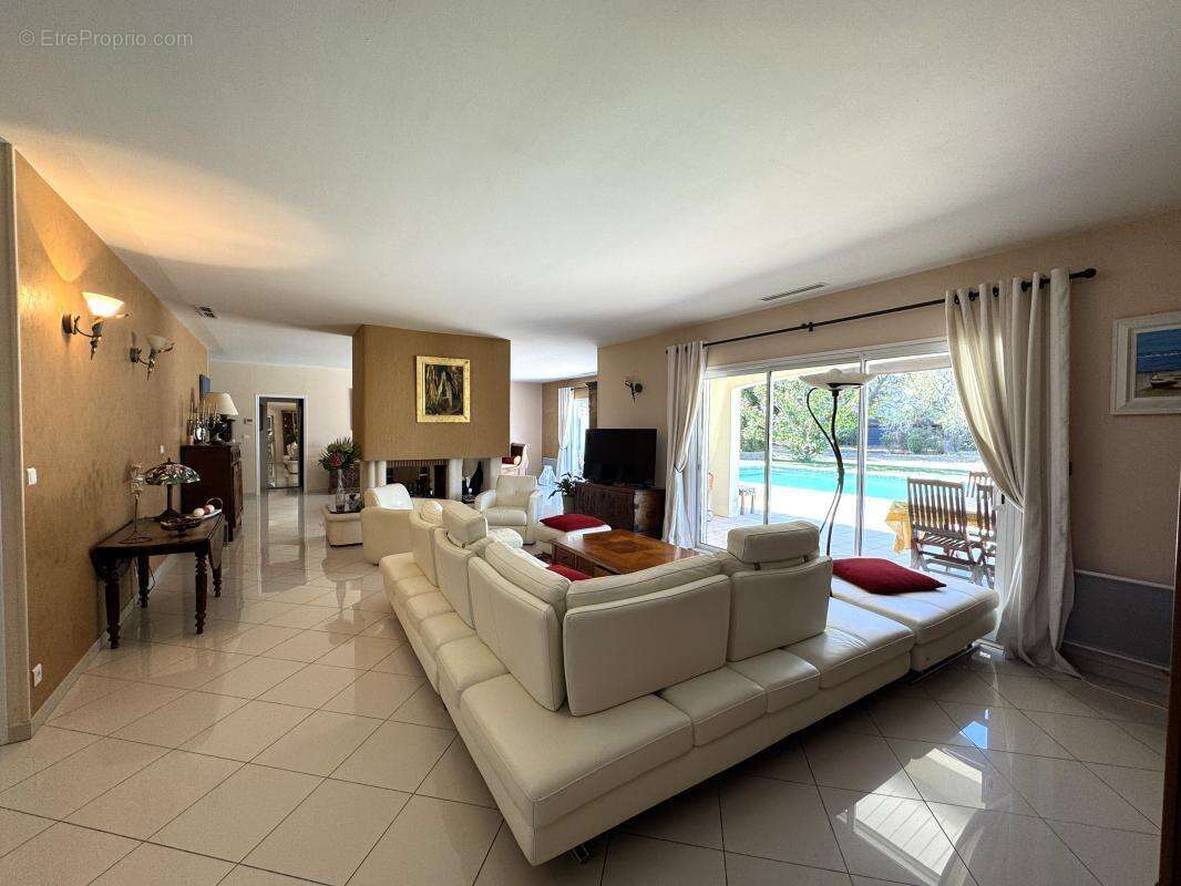 Propriété 179m² avec piscine - 23000m² de terrain - photo 2
