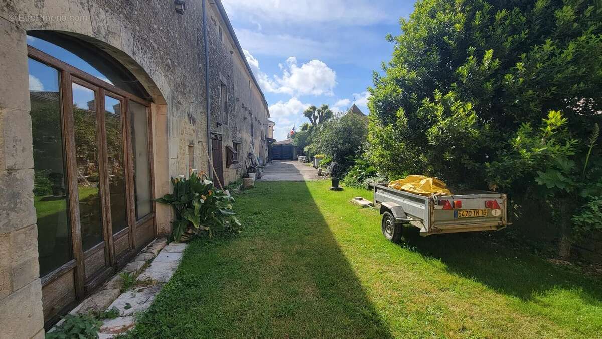 Maison à COURCOME